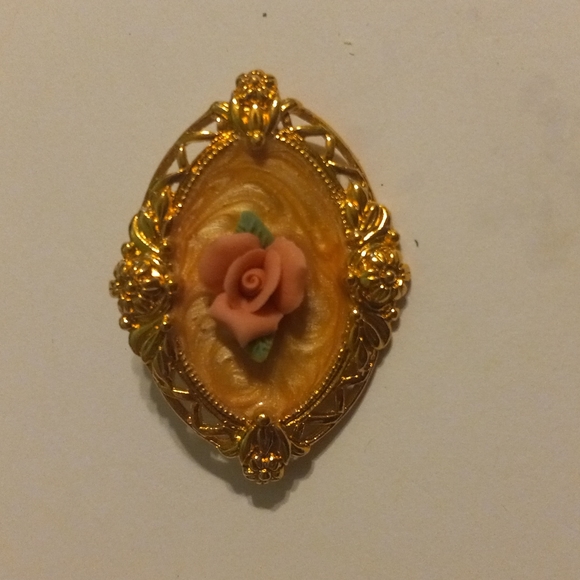 2 nice pins - Picture 2 of 5